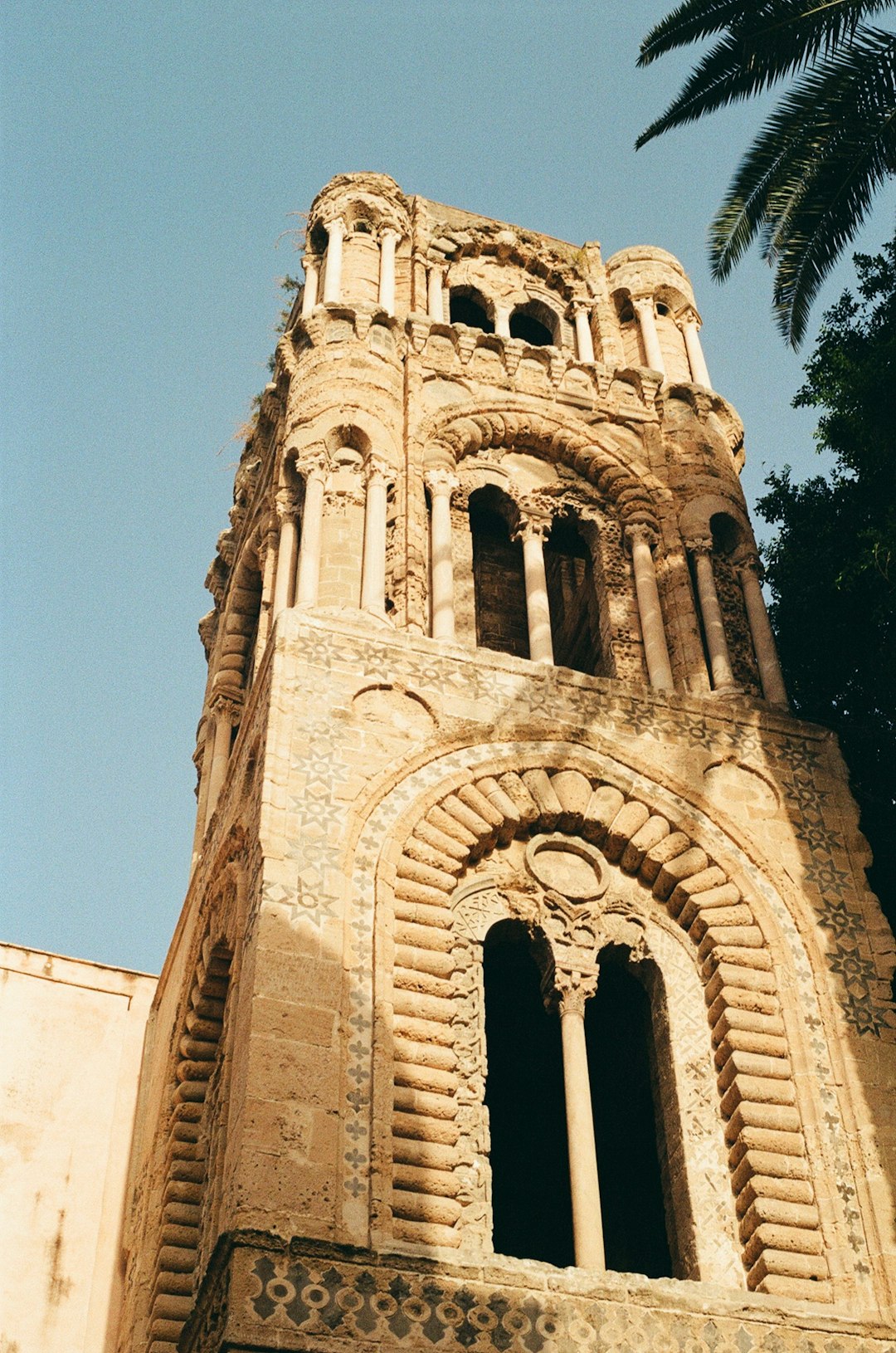a-tall-stone-building-r98bhizama